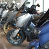 Kevesebb új autó, több motor