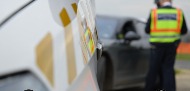 Mindent egy lapra - bukó, rendszám, jogsi nélkül kapták el egy kölcsönvett motoron