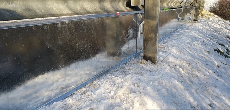 Itt a motorosbarát szalagkorlát