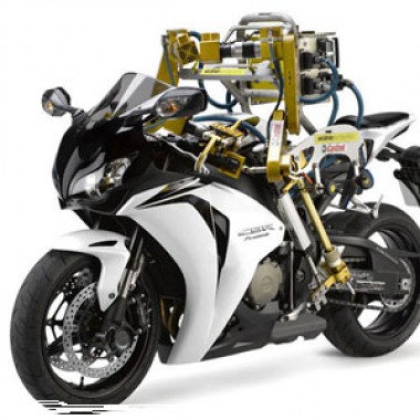 Flossie, a motorkerékpártesztelő robot